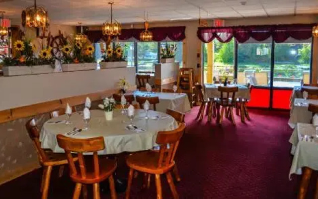 Kit-Wat Motel & Marina