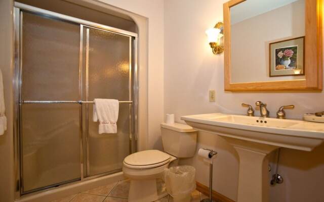 Adams Eden - 2 Br home by RedAwning