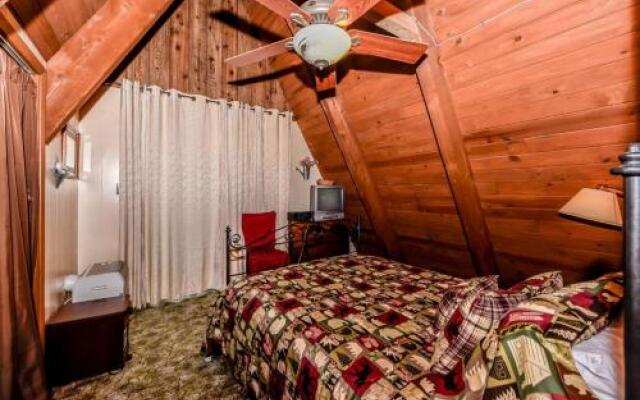 Honeybear Haven - 2 Br home by RedAwning