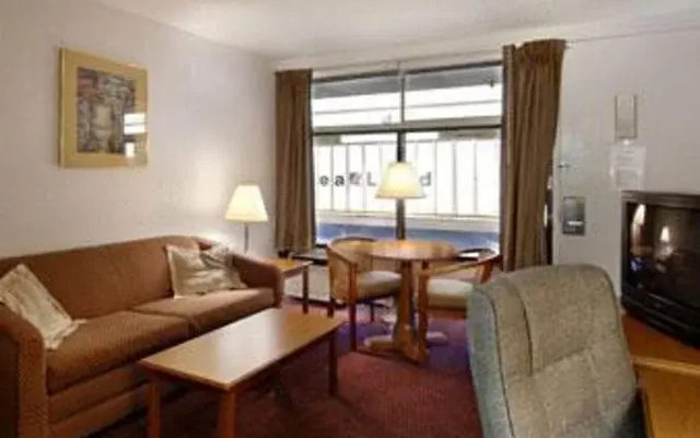 Howard Johnson Inn And Suites Columbus
