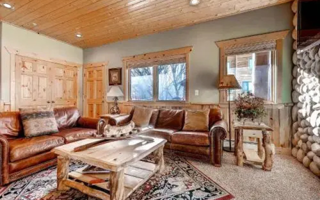 Timber Wolf Lodge 2 Bedrooms TWL-12C by KBM