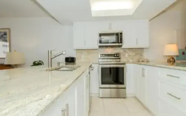 Luxurious Beachfront Condo in Prime Location with Pool and Hot Tub by RedAwning, Naples