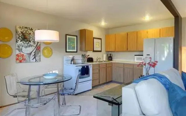Phinney Suites Retreat - Two Bedroom Townhome with Fireplace
