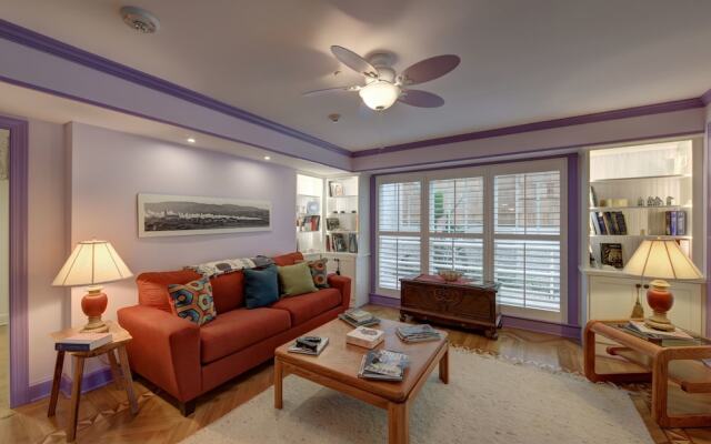 Frog Hollow - Hotel Room