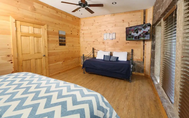 Family Valley 6 Br cabin by RedAwning