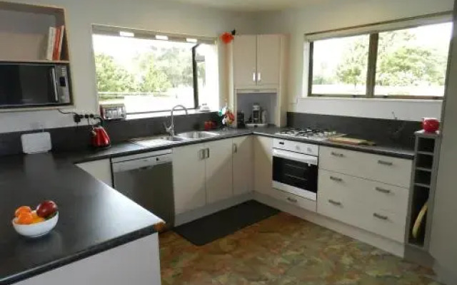 Fairway View Apartment - Motueka & Studio @14