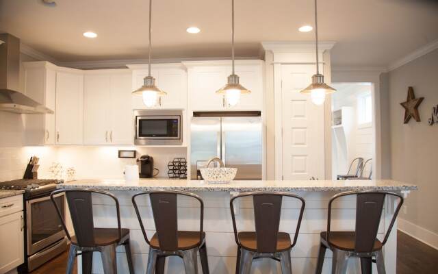 New Nations Home 5 Miles to Downtown