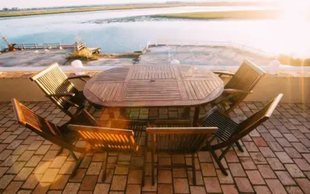 Riverside Lodge