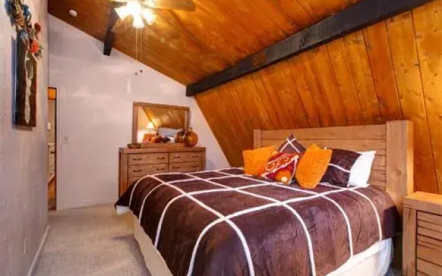 Charming & Spacious Cabin in Midway by RedAwning