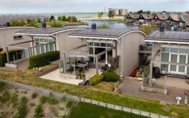 Beach Resort Makkum Bungalows