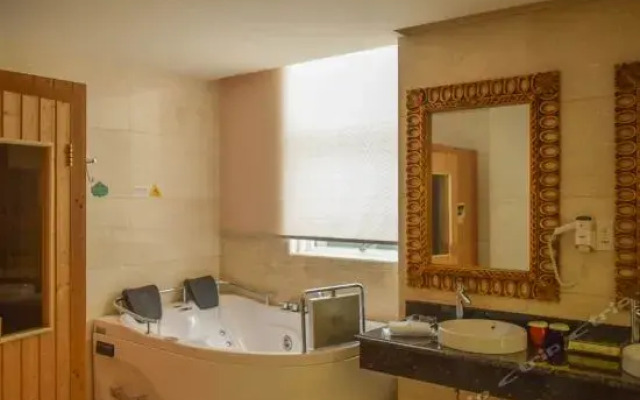 King We Holiday Hotel
