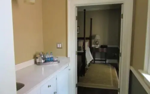 Woodlands Inn