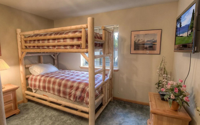 4 BR Home with Perfect Access to Activities by RedAwning