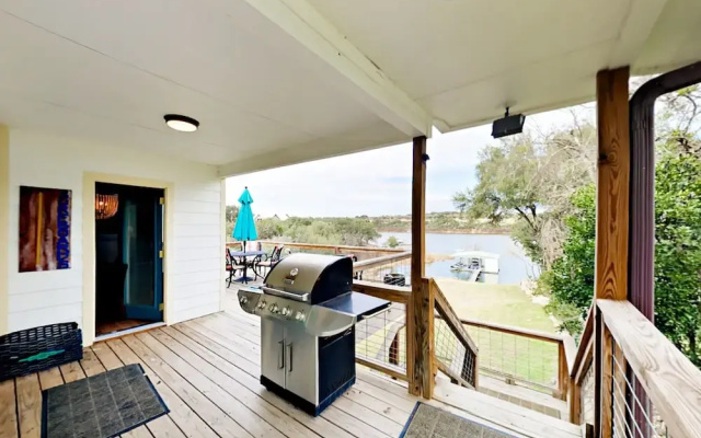 Lakefront Haven - 3 Br Home