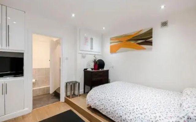 2 bedroom modern apartment on historic Marylebone Lane