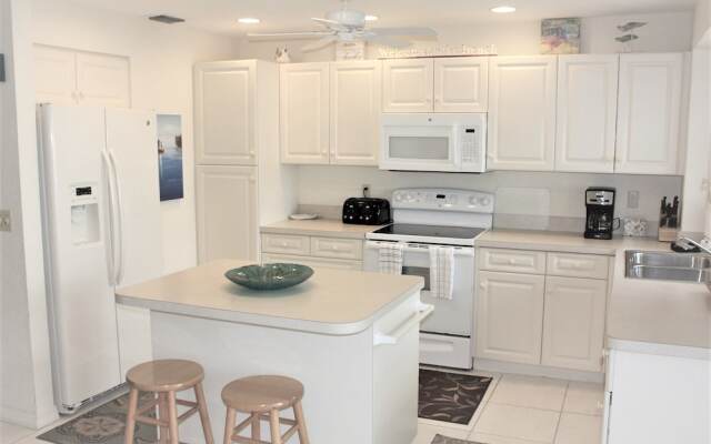 Jamaica Royale - 303 - 2 Br Condo