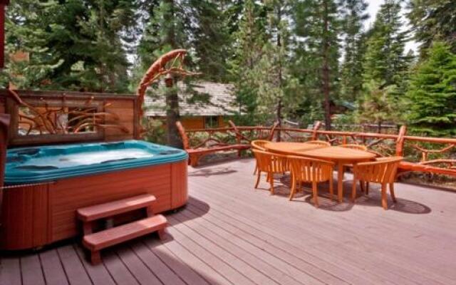 Weil Luxury Vacation Cabin by RedAwning