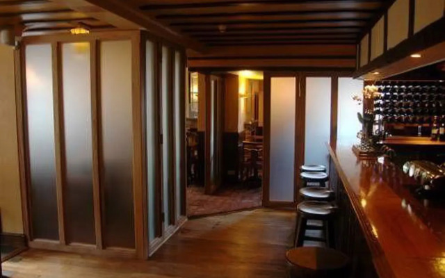 Red Lion & Cellar Room Hotel