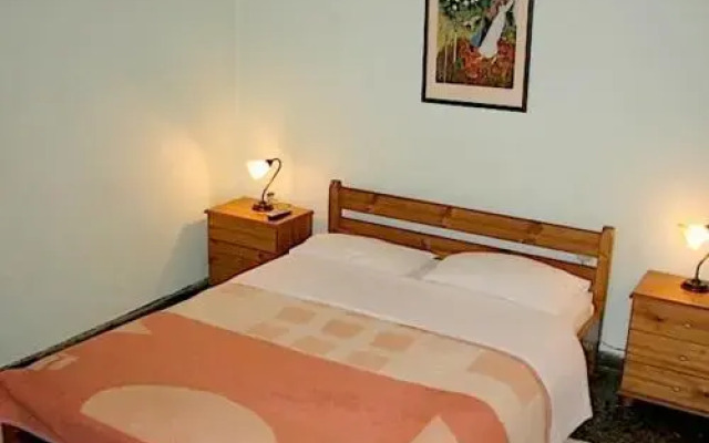 Earini Rooms And Apartments