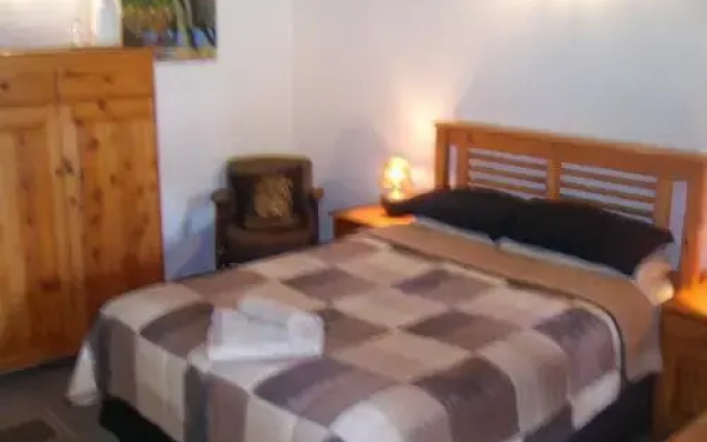 Oaktree Lodge Guest House
