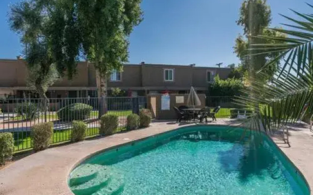 Cozy 2BR with Pool by WanderJaunt