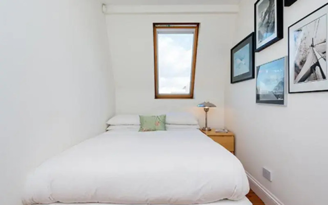Veeve  Sleek 5 Bed Home St Maur Road Parsons Green