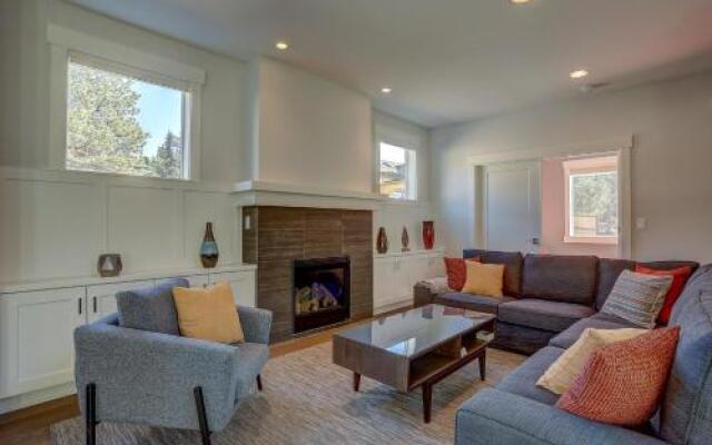 Hillside Haven 4 Bedroom Home by RedAwning