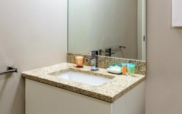 Stay Alfred at Flats East