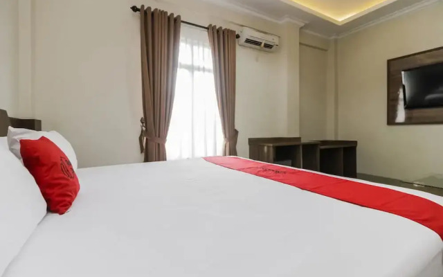 RedDoorz near Bangka Trade Center