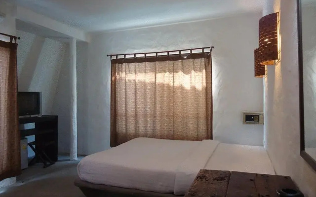 OYO 1103 Pirates House Hotel