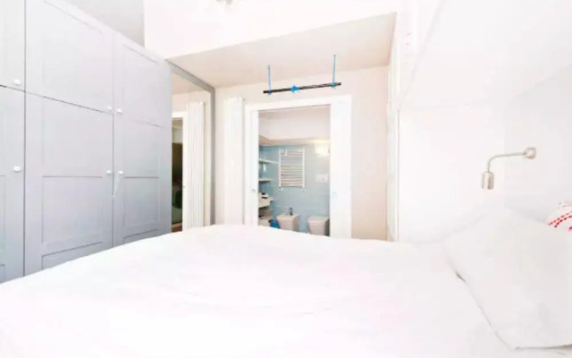 Sunny Flat in Elegant Building Close to Colosseum