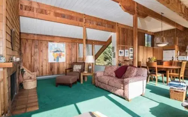Holmes 3 Br home by RedAwning