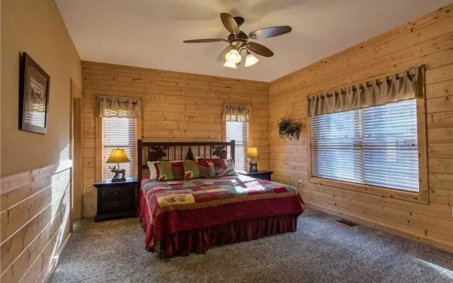 Hickory Hollow Lodge - Eight Bedroom Cabin