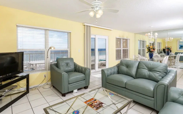 Islander 4007 by RedAwning