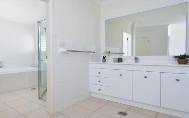 Waterfront Serenity - Luxury home with Grand Views