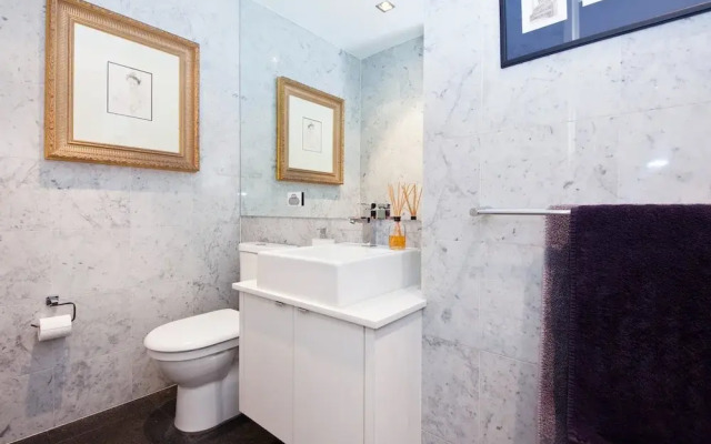 UM616 Sleek Split Level City Oasis in Ultimo