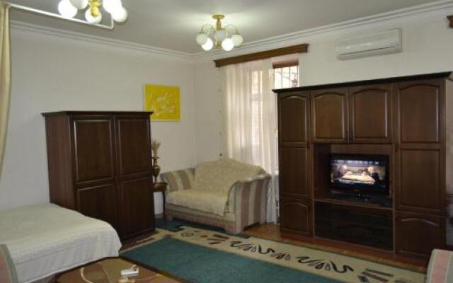 Saryan Street Studio Apartment