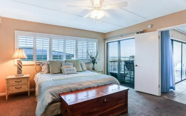 Enchanting Ground Unit Condo Few Steps Away from the Ocean Side by RedAwning