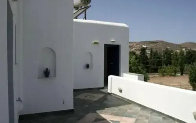 Pavlis Studios & Rooms