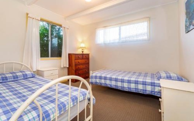 Pet Friendly Cottage in the Heart of Bribie - Wirraway St, Bongaree – Guest Rooms – Bongaree