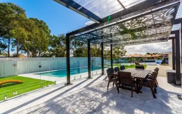 Stunning Canal Home Oh So Close To The Waterfront