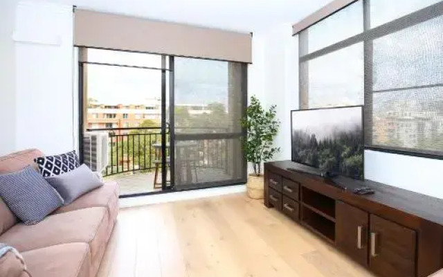 Vibrant inner-city living - Darling Harbour fringe