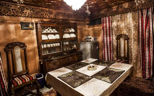 Humayun Palace Houseboat