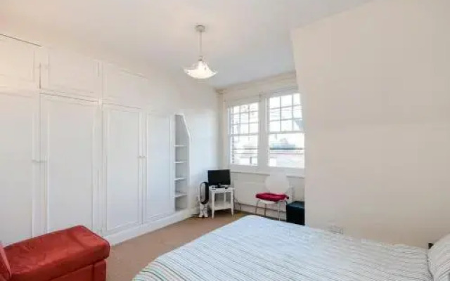 2 bedroom modern apartment on historic Marylebone Lane