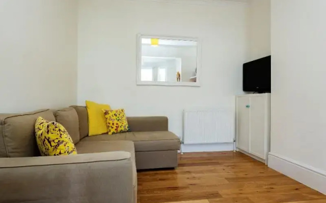 Veeve  4 Bed Home On Larden Road In Ealing