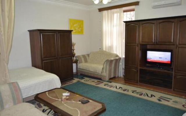 Saryan Street Studio Apartment