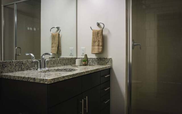 Luxurious 1BR Apt In Uptown High-Rise