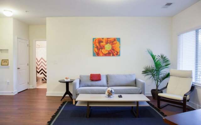 Modern 2BR with Balcony in Hip Plaza Midwood