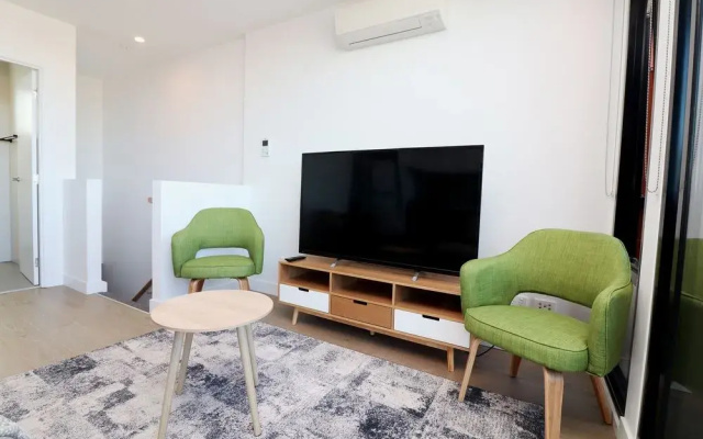 Queen of Northcote Views - Rejuvenate Stays