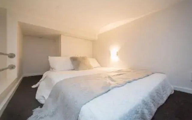 Urban Chic Loft Off Queen street